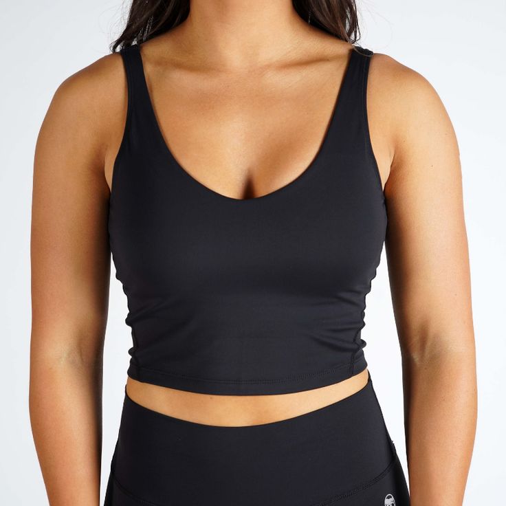 black tank top Skull Tank Top, Working Out Outfits, High Neck Bra, Skull Tank, Cropped Zip Up, Workout Fits, Training Running, Black Tank Top, Support Bras