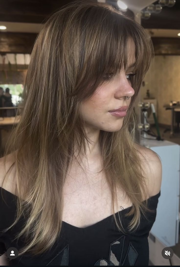 Bottleneck Bangs Straight Hair, Layered Hair For Oval Face, 90s Bangs Fringes, Rounded Haircut Long, Wolfcut On Straight Hair, Long Oval Face Haircuts, Bangs With Cowlick, Soft Bangs Long Hair, Shaggy Haircuts Long Hair