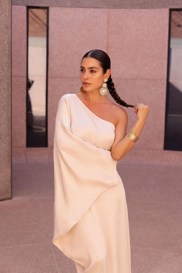 Rome Inspired Fashion, Kaftan Aesthetic, Etheral Outfit Ideas, Fancy Dinner Outfit Night, Casablanca Outfit, One Shoulder Kaftan Dress, Birthday Dinner Dress, Dubai Fashion Women, Simple Kaftan