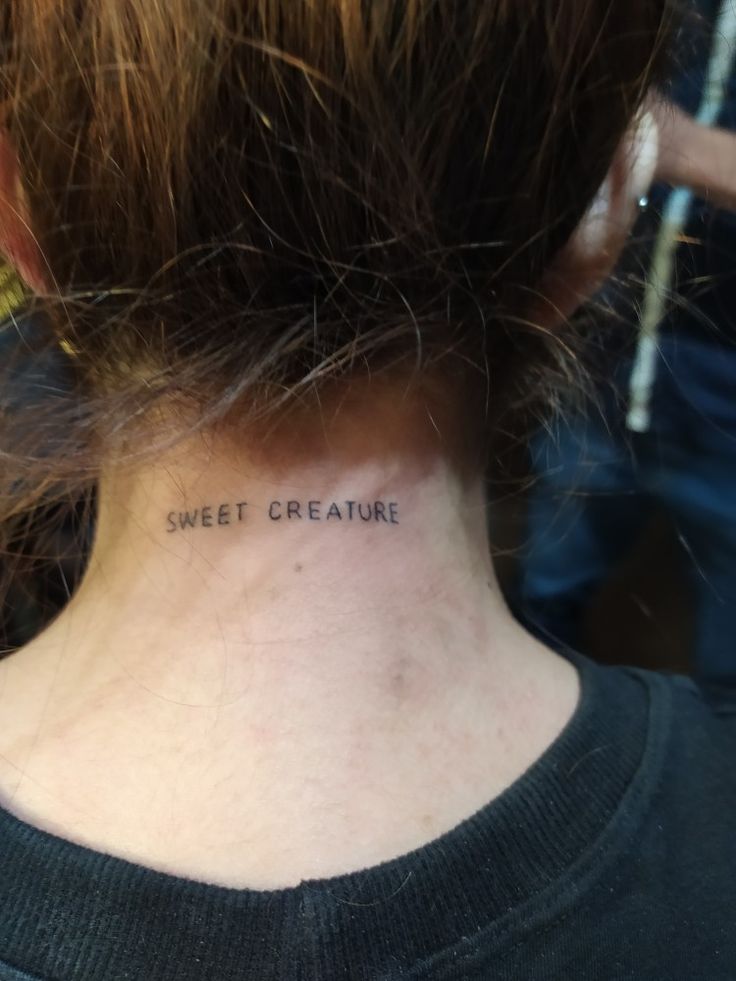 Tatuagem de Sweet Creature, Harry Styles Minimal Harry Styles Tattoo, Sweet Creature Tattoo Harry Styles, Harry Styles Themed Tattoos, Sweet Creature Tattoo, Harry Styles Minimalist Tattoo, Harry Styles Tattoos Ideas, Sweet Creature Harry Styles, Harry Styles Tattoos Inspiration, 1d Tattoos