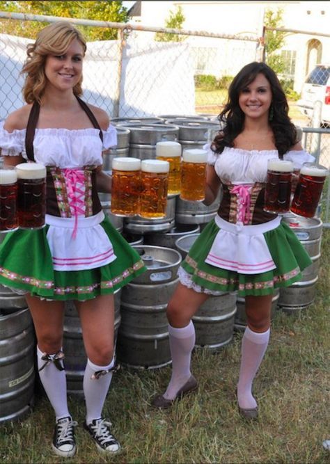 21 Perfect Pics Just In Time For Oktoberfest - Ftw Gallery Beer Fest Outfit, Beer Festival Outfit, Octoberfest Girls, Beer Maiden, German Beer Girl, Beer Maid, Beer Wench, Oktoberfest Woman, German Girls