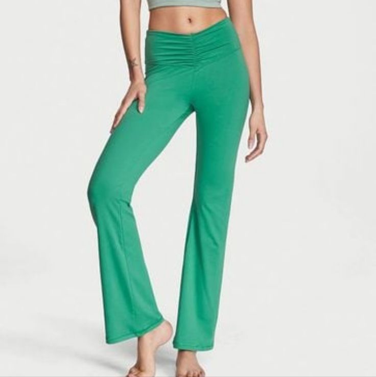 New Size Medium Green Stretch Pants For Loungewear, Stretch Green Pants For Loungewear, Versatile Green Stretch Yoga Pants, Versatile Stretch Green Yoga Pants, Non-stretch Mid-rise Green Pants, Green Stretch Bottoms For Loungewear, Stretch Green Bottoms For Loungewear, Versatile Green Fitted Leggings, Versatile Fitted Green Leggings