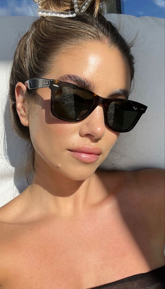 Sunglasses Aesthetic Ray Bans, Womens Rayban Sunglasses, Ray Ban Sunglasses Women Aesthetic, Timeless Sunglasses Classy, Sun Glass For Women, Rayban Glasses Woman, Ray Bans Sunglasses Women, Rayban Wayfarer Women Outfit, Vogue Sunglasses Women