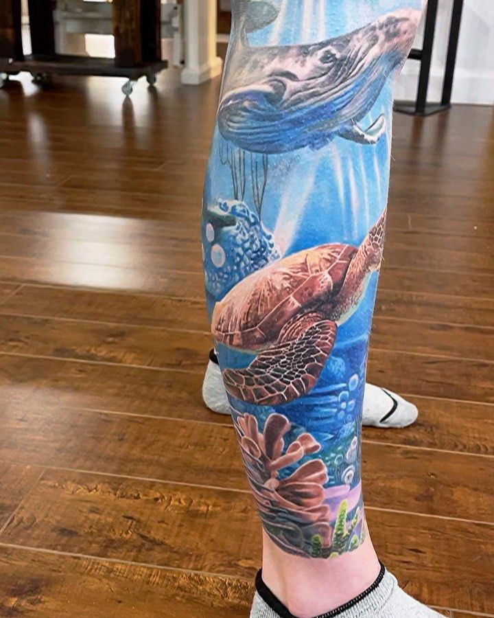 Les couleurs, le réalisme Coral Tattoo, Underwater Tattoo, Ocean Sleeve Tattoos, Ocean Sleeve, Australia Tattoo, Sea Turtle Tattoo, Octopus Tattoo Design, Sticker Tattoo, Forearm Band Tattoos