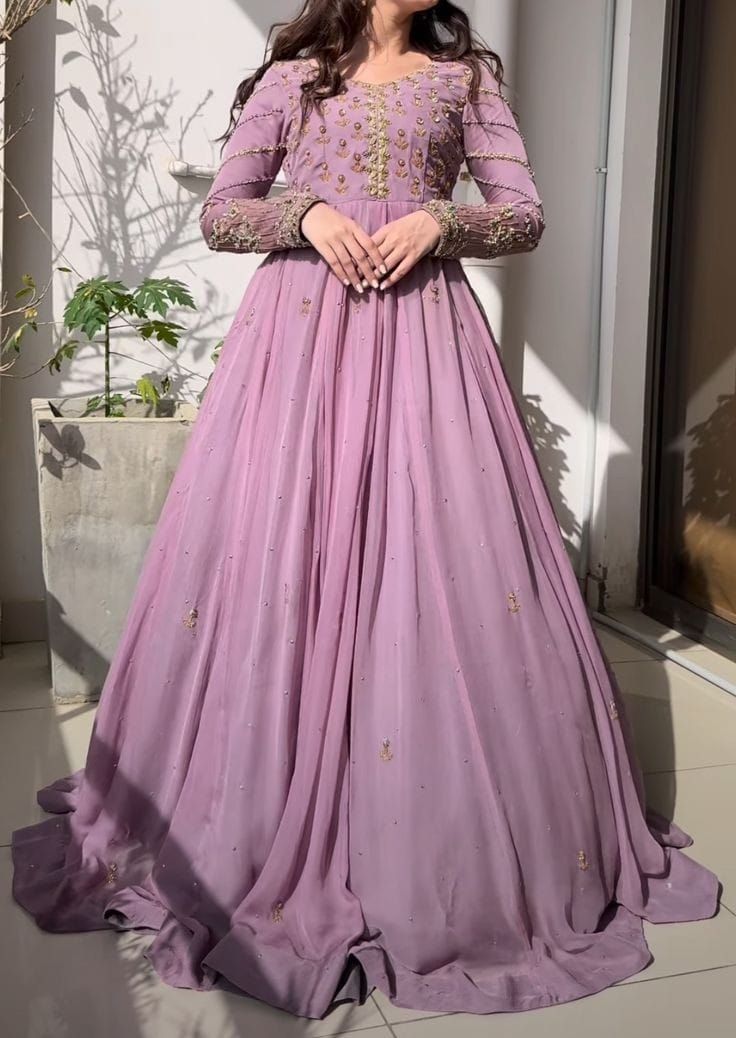 Party wear dresses ideas Long Frocks Pakistani, Lavender Birthday Dress, Lavender Frock, Desi Ootd, Flared Dresses, Frock Designs, Traditional Gowns, Desi Wedding Dresses, Simple Gowns