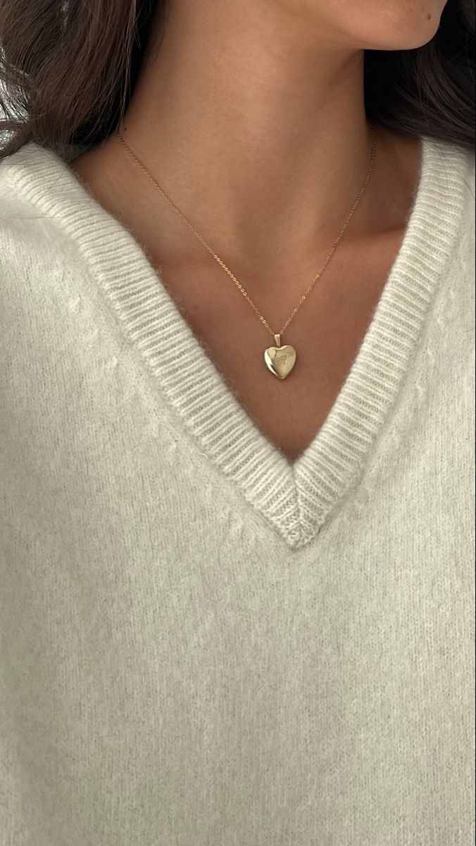 Neckless Aesthetic, Jewlery Tattoo, Modest Jewelry, 2023 Moodboard, Photographing Jewelry, Pretty Watches, Parisian Women, Gold Girl, Heart Shaped Necklace