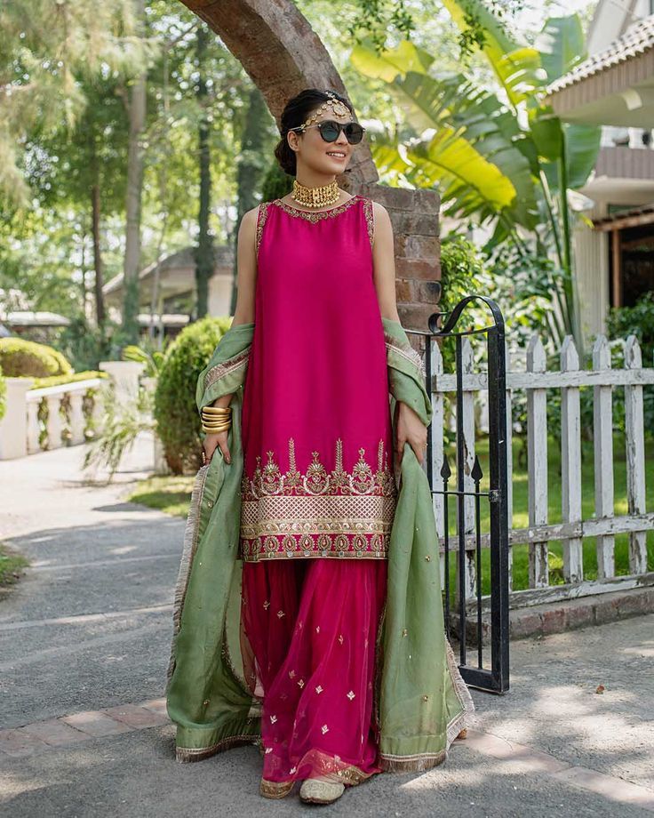 Pakistani Party Wear Organza Long Salwar Suit For Ladies Pink Gharara, Long Salwar, Suit For Ladies, Pearls Embroidery, Pink Fabrics, Green Dupatta, Combination Dresses, Dupatta Style, Style Kurti