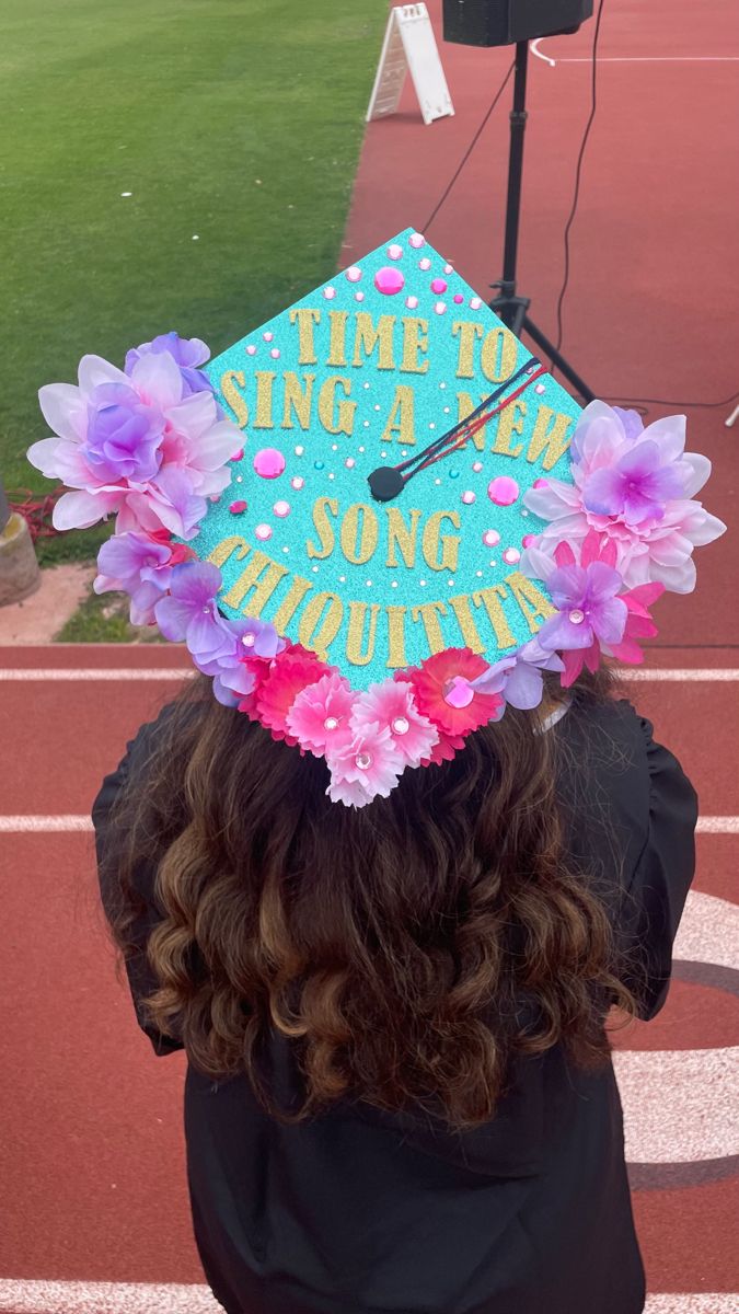 Hannah Montana Graduation Cap, Mamma Mia Graduation Cap, Grad Cap Design, College Grad Cap Ideas, Spot Painting, Meet The Robinson, High School Graduation Cap, Grad Cap Designs, Grad Caps