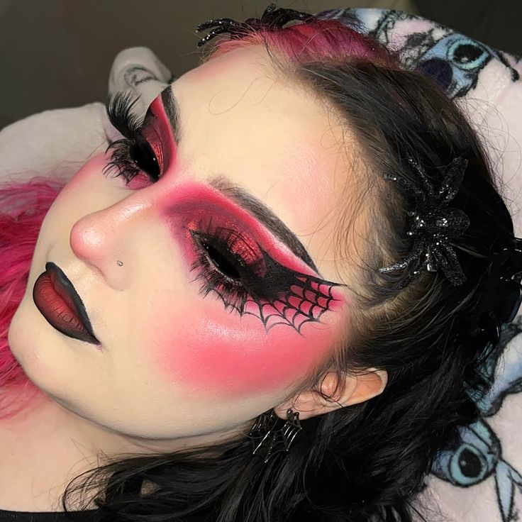 IG: xoglambyella Pink Hair With Black Tips, Welwitschia Goth, Pink Halloween Makeup, Pink And Black Eye Makeup, Hot Pink Eye Makeup, Pink Eyeliner Looks, Pink Goth Makeup, Black Halloween Makeup, Draculaura Makeup