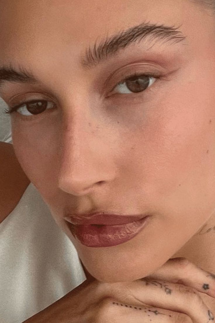 hailey bieber has been called out by women of colour after being credited for the "brownie glazed lips" makeup trend. Dark Brown Lip Liner, Glazed Lips, Brown Lip Liner, Hailey Rhode Baldwin, Rhode Skin, Viral Makeup, Hailey Rhode, Graphic Makeup, Dewy Makeup