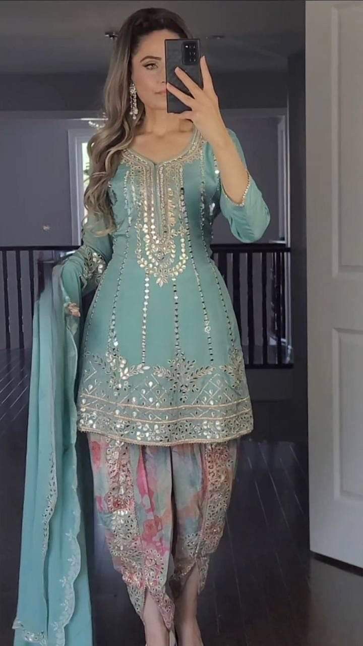 Punjabi Dresses Design Salwar Kameez, Patiala Suit Designs Party Wear Punjabi Wedding, Punjabi Salwar Suits Party Wear Wedding, Punjabi Wedding Guest Outfit, Punjabi Patiala Suit Design, Patiala Suit Designs Party Wear, Mehndi Suit Designs, Dress Ideas For Wedding Guest Indian, Cotton Punjabi Suits Designs