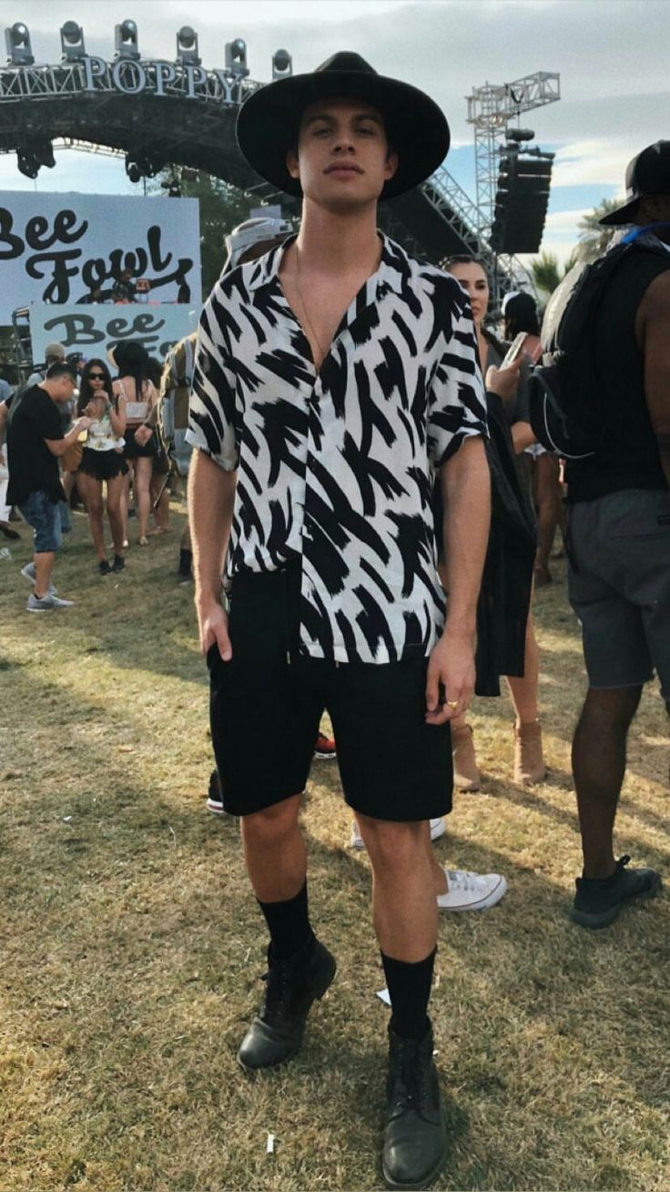 Men Outfits Coachella, Coachella Outfit Ideas 2023 Men, Boho Man Outfit, Male Festival Outfit Summer, Coachella 2023 Outfits Men, Cochella Outfits 2023 Men, Lollapalooza Outfit Ideas Men, Coachella Outfit Male, Outfit Edc Hombre