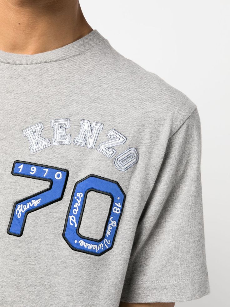 logo-embroidered cotton T-shirt from KENZO featuring grey, cotton, embroidered logo at the chest, crew neck, short sleeves and straight hem. Size Info STANDARD Color Detail Grey Made In Portugal Material Cotton 100% Season One Fall-Winter Season Two Fall-Winter Product t-shirts and polos Brand Kenzo Size And Fit This piece fits true to size. We recommend you get your regular sizeModel is 1,84m / 6ft 1in wearing size M Trench Dress, Trench Jacket, Crossbody Tote Bag, Blazer With Jeans, Cool Socks, Pant Shirt, Logo Embroidered, Wallet Men, Emporio Armani