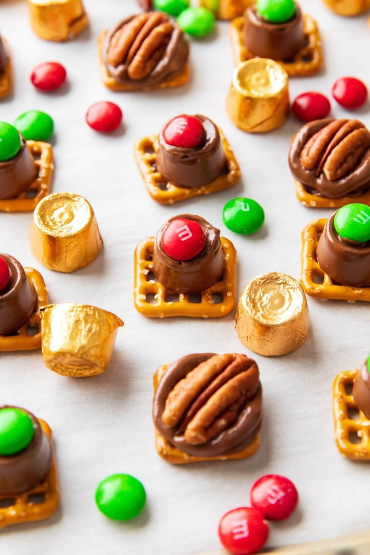 some kind of food that is on top of a sheet of paper with candies and pretzels