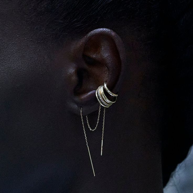 Boucle d'oreille chaîne forçat en or éthique recyclé 18 carats (750 millièmes) à enfiler. Vendue à l'unité. Longueur : 13.00 cmPoids de l’or : 0,55 g Plusieurs Boucles d'Oreilles Alba Longue sont en stock en or jaune, en or blanc et en or rose. Elles peuvent être prêtes en 2h en Click & Collect, et livrées sous 48h. A porter avec : la Boucle d'Oreille Alba. ~section 2~ Référence : ALB.BO.2 Bijou réalisé par un atelier partenaire labellisé RJC (Responsible Jewellery Council). Constituée d’une lon Earring Long, Long Earring, Chain Earring, White Diamond Ring, Wedding Ring Necklaces, Wedding Rings Unique, Sustainable Jewelry, Proposal Ring, Gold Wedding Rings