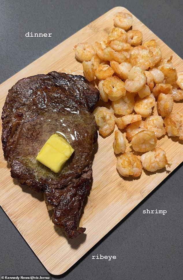 a steak and potatoes on a cutting board with the words dinner written above it in english