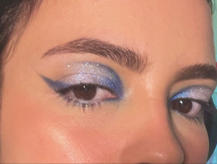 Blue On Brown Eyes, Blue Sparkly Eyeshadow Looks, Blue Brown Makeup Look, Dark Blue Silver Makeup, Stary Eye Makeup, Light Blue And Brown Eyeshadow, Dark Blue Sparkly Makeup, Midnights Makeup Look, Aesthetic Blue Makeup Looks