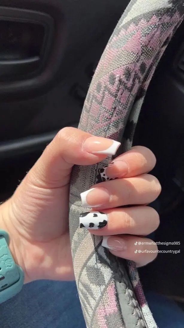 Easy Country Nail Ideas, Nashville Tennessee Nail Ideas, Simple Cow Nails, Cowgirl Nails Acrylic, Cow Acrylic Nail Designs, Southern Nail Ideas, French Tip Western Nails, Simple Nail Ideas Short Square Summer, Western Beach Nails