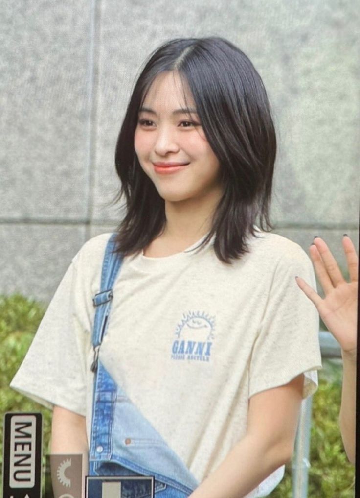 Ryujin Hairstyles, Ryujin Wolfcut, Ryujin Haircut, Ryujin Hair, Kpop Short Hair, Hidden Hair Color, Tomboy Haircut, Korean Hair Color, Oval Face Haircuts