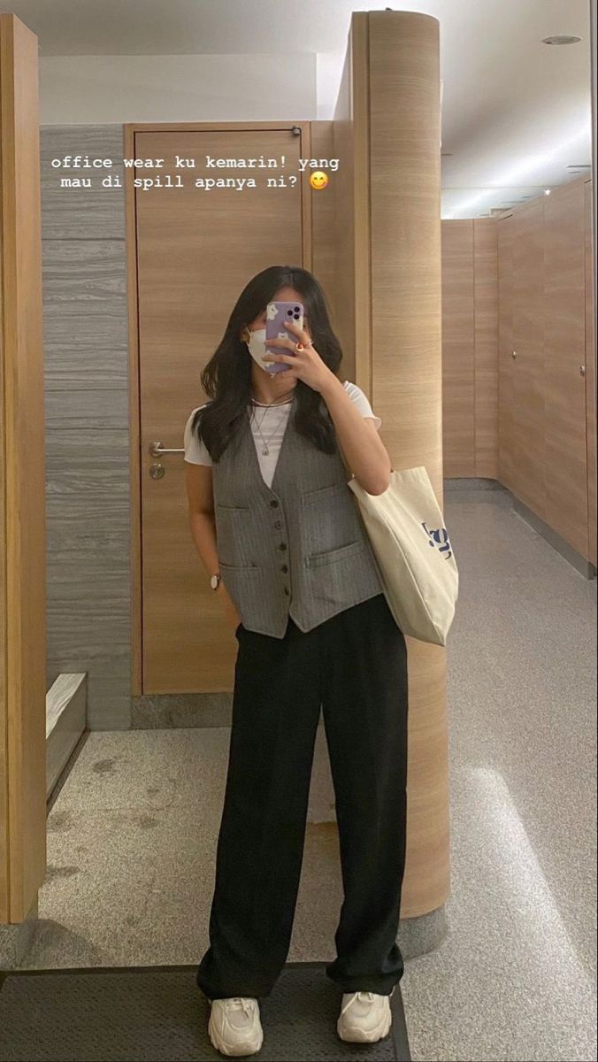 Office Wear Women Aesthetic, Button Up Polo Shirt Outfit Women, Office Ootd Casual, Black Pants Styling, Business Casual Vest Outfit, Menswear Outfits For Women, Nordstrom Employee Outfits, Outfit Gile, Back To Campus Outfits