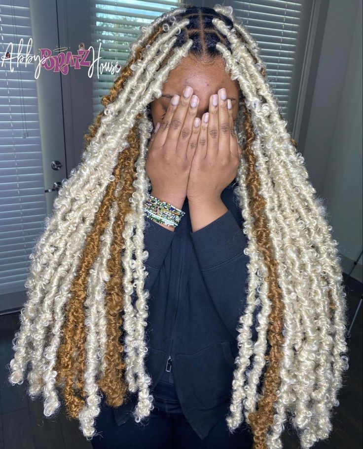 Faux Locs Hairstyles Blonde, Blond Butterfly Locs, Cute Butterfly Locs Hairstyles, Butterfly Locs Medium Length, Medium Butterfly Locs, Cute Butterfly Locs, Blonde Butterfly Locs, Butterfly Locs Hairstyles, Locs Blonde