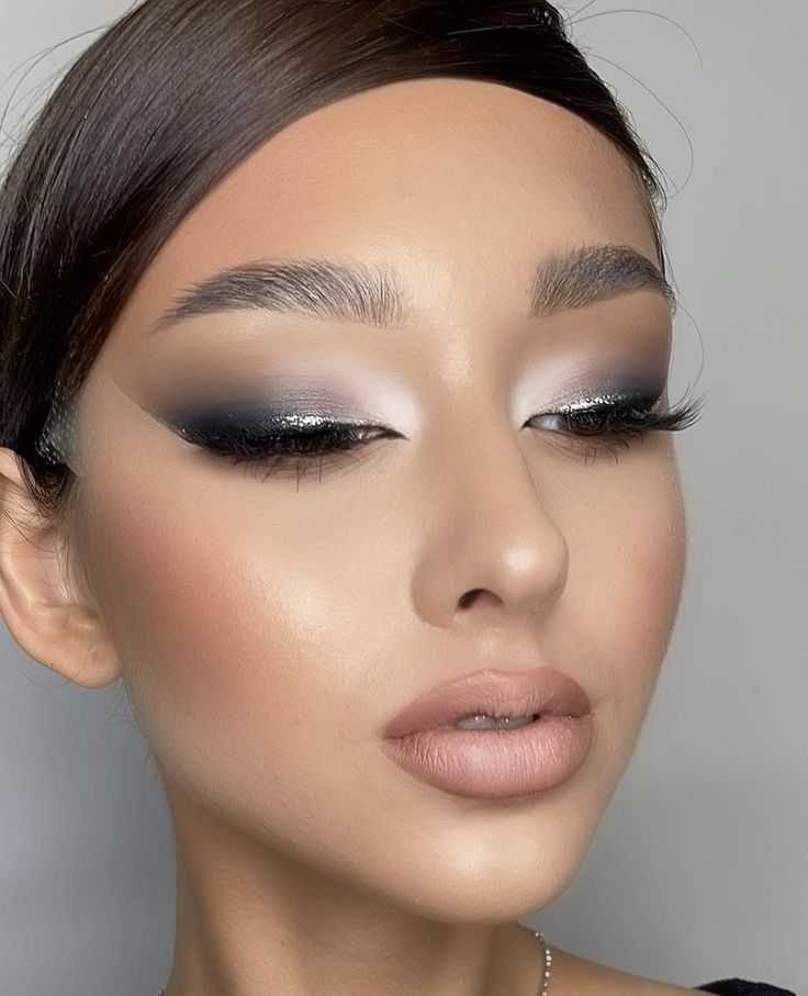 Grey And Black Makeup Ideas, Makeup With Black Sparkly Dress, Make Up Looks For Grey Dress, Black White And Silver Makeup, White Makeup Ideas Eyeshadows, Black And Silver Glitter Eyeshadow, Grey And Silver Eye Makeup, Black And Grey Eyeshadow Looks, Prom Makeup For Grey Dress