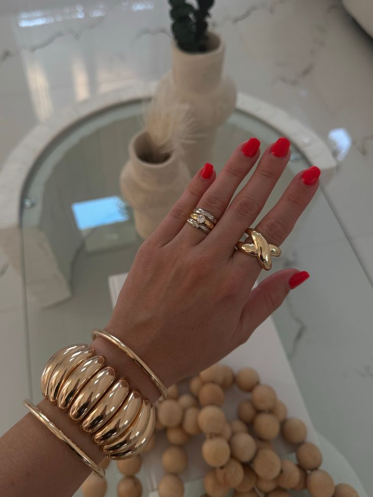 DETAILS: Elevate your style with our Chunky X Ring! Made from premium 18k gold, this luxurious ring features a bold X design that exudes confidence and sexiness. It's adjustable to fit ring sizes 7 to 8, making it a must-have for any fashion-forward individual. Upgrade your accessory game and make a statement with our Chunky X Ring! Chunky Gold Jewelry Outfit, Acssesories Trend 2024, Chunky Jewelry Outfit, 2024 Jewelry Trend, Gold Chunky Jewelry, Jewelry Trends 2024, Chunky Jewelry Aesthetic, Chunky Gold Rings, Bold Gold Jewelry