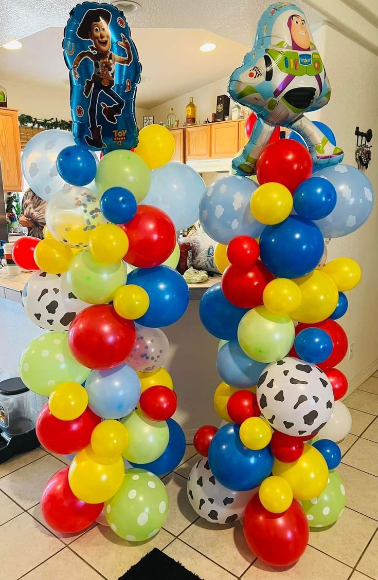 balloons are arranged in the shape of a letter