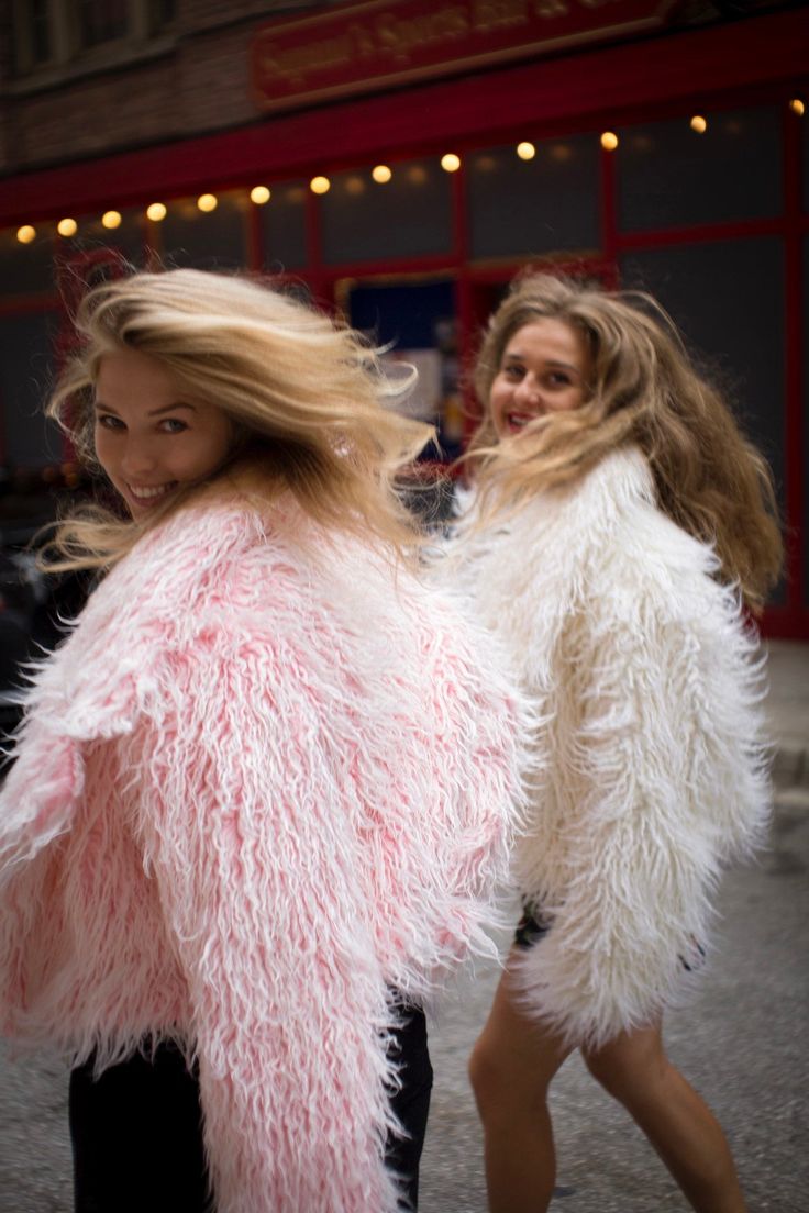 Lama faux fur jacket light peach color. This piece is perfect for cold fall and winter weather 👌. Make yourself warm and cozy all sizes are available! 💯 handmade in LA️ Fur Jacket Street Style, Fur Coat Street Style, Glam Streetwear, Cropped Fur Jacket, Cozy Glam, Andreja Pejić, Fur Coat Outfit, Pink Fur Coat, Glamour Women