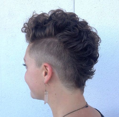 mohawk+haircut+for+women Mohawk Hairstyles For Girls, Girl Mohawk, Curly Mohawk Hairstyles, Short Mohawk, Mohawk Haircut, Curly Mohawk, Mohawks, Mohawk Hairstyles, Fade Haircut