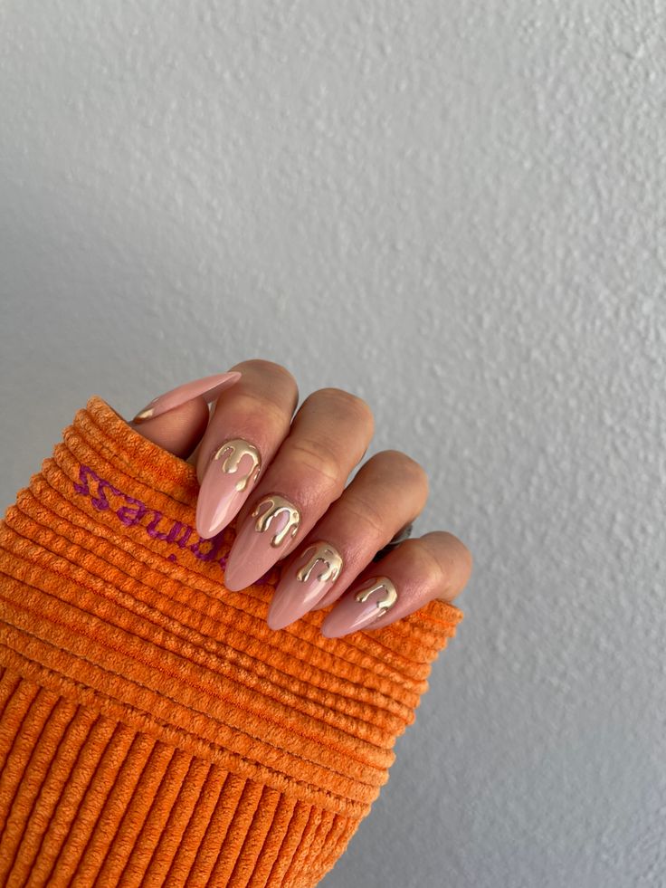 Gold Drip Nails, Gold Nails Aesthetic, Paint Drip Nails, Nail Ideas Neutral, Nude Gold Nails, Drip Nail Art, Detail Nails, Drippy Nails, Gold Tip Nails