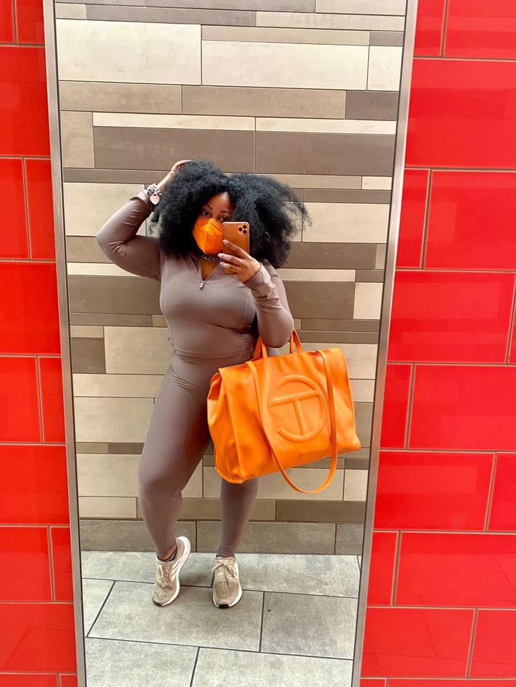 Large Telfar Bag Outfit, Tan Telfar Bag Outfit, Gray Telfar Bag Outfit, Medium Telfar Bag Outfit, Large Telfar Bag Travel, Telfar Large Bag, Large Telfar Bag, Telfar Bags Sliver Outfit, Cream Telfar Bag