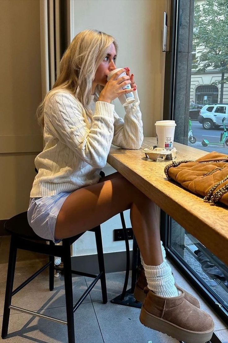 Jeune Femme qui boit un latté chez starbuck portant des ugg mustard Mustard Seed Uggs Outfit, Ugg Platform Mini Outfit, Mini Ugg Platform Outfit, Ugg Inspo Outfit, Ugg Mini Platform Outfit, Classic Ultra Mini Uggs Outfit, Mini Platform Uggs Outfit, Uggs Mini Boots Outfit, Platform Booties Outfit