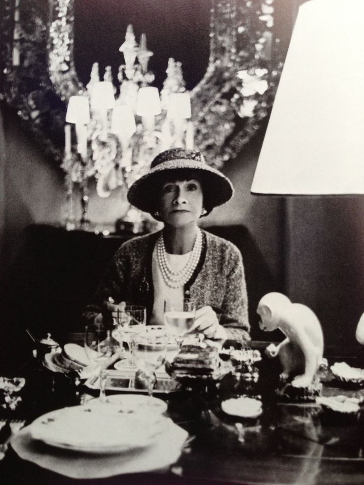 Gabrielle 'Coco' Chanel - 1963 - Dining at her apartment in Paris - Photo by Horst P. Horst. Horst P Horst, Daphne Guinness, Perfume Chanel, Coco Chanel Fashion, Mademoiselle Chanel, Moda Chanel, French Style Homes, Mode Chanel, Chanel Brand