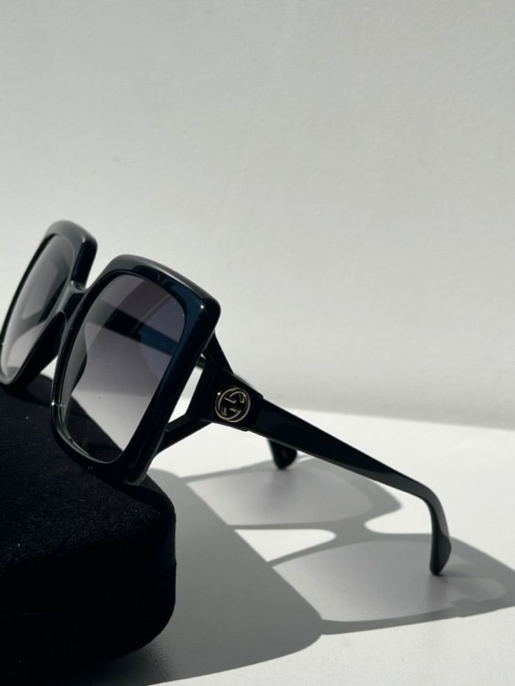 Gafas de sol Gucci GG0876S 001.




 De color negro.

 Forma: Cuadrada.

 Ancho de la lente: 60 mm.

 Puente de lente: 20 mm.

 Longitud del brazo: 130 mm.

 Lente: Gris degradado.

 Características: Aspecto ultraligero pero de gran tamaño.

 Género: Mujer.

 Protección ocular: 100% protección UVA/UVB.

 Hecho en Italia.

 Precio de venta al público: $420.

 Se entrega en un estuche de terciopelo Gucci en tonos joya con una bolsa de satén, un paño de limpieza y una tarjeta de autenticidad a juego.





 Siempre nuevo, siempre auténtico. Sin defectos. Classic Black Sunglasses With Gradient Lenses, Designer Matte Black Polarized Sunglasses, Designer Matte Black Sunglasses With Polarized Lenses, Designer Matte Black Sunglasses With Uv Protection, Designer Matte Black Sunglasses With Uva Protection, Gucci Square Frame Glass Sunglasses, Designer Black Shield Sunglasses With Square Frame, Designer Matte Black Sunglasses With Gradient Lenses, Designer Glass Sunglasses With Anti-reflective Coating