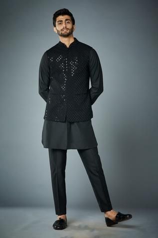 Shop for Gargee Designers Black Mystique Sequin Work Bundi And Kurta Set for Men Online at Aza Fashions Mens Traditional Wear, Sleeveless Kurta, Mehendi Outfit, Gents Kurta, Kurta Men, Kurta Set For Men, Wedding Outfit Men, Silk Kurta, Men Stylish Dress