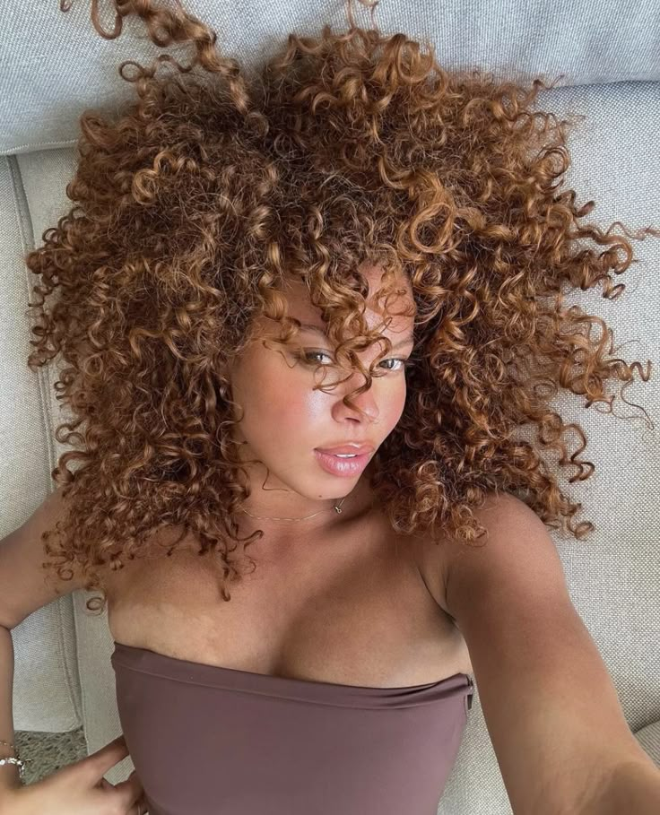 Honey Auburn Hair, Copper Balayage Curly Hair, Caramel Brown Curly Hair, Reddish Brown Curly Hair, Honey Brown Curls, Light Curly Hair, Hair Colors For Curly Hair, Colors For Curly Hair, Honey Blonde Curls