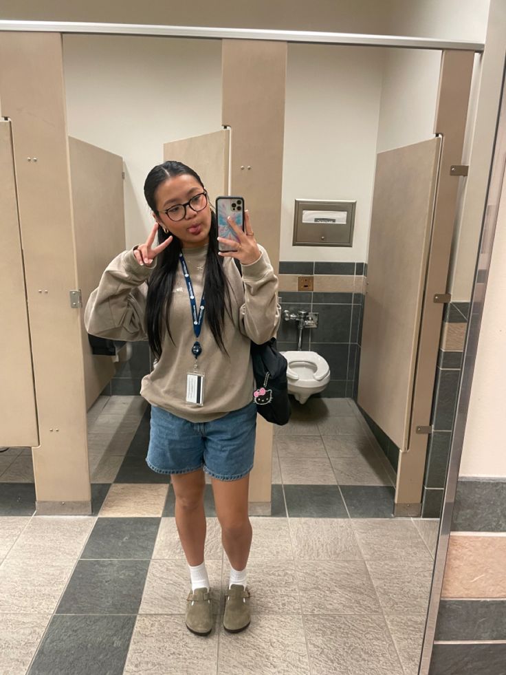 Birkenstock And Jorts Outfit, Birkenstock Clogs Outfit Aesthetic, Fits With Birkenstock Clogs, Outfits With Birkenstocks Clogs, Clogs Outfit Black Women, Birkenstock Clogs Outfit Black Women, Birkenstocks Clogs Outfit, Cute Summer Fits For School, Birks Clogs Outfit