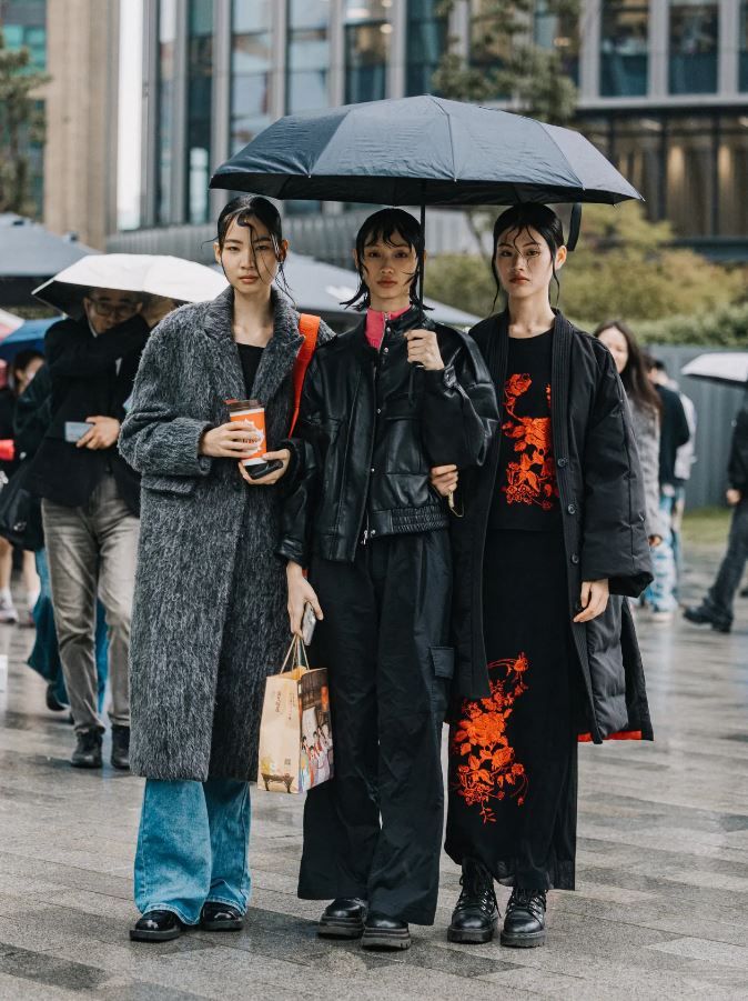 Paris Fashion Week Winter, Pfw 2023 Street Style, Japanese Street Fashion 2023, Androgeny Style, Shanghai Street Fashion, Shanghai Street Style, London Street Fashion, Tokyo Fashion Week Street Styles, Snap Fashion