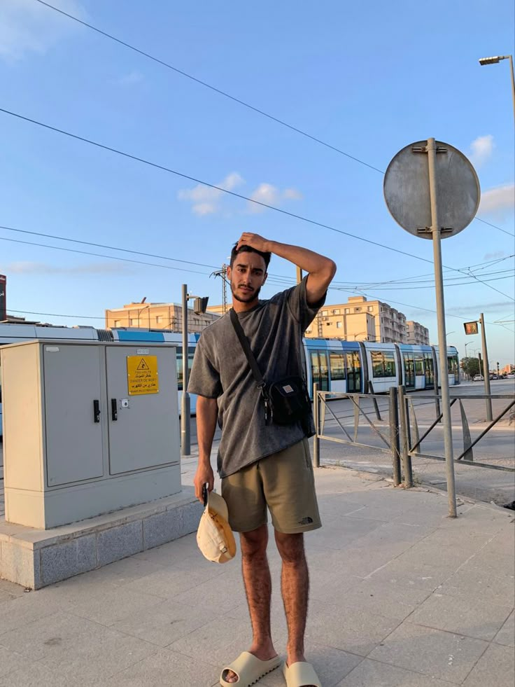 Outfit Ideas With Slides, Birkenstock Arizona Eva Outfit, Yeezy Slide Outfits, Slides Outfit Summer, Outfits With Yeezy Slides, Outfits With Yeezy, Black Yeezy Slides, Slide Outfits, Yeezy Slides Outfit