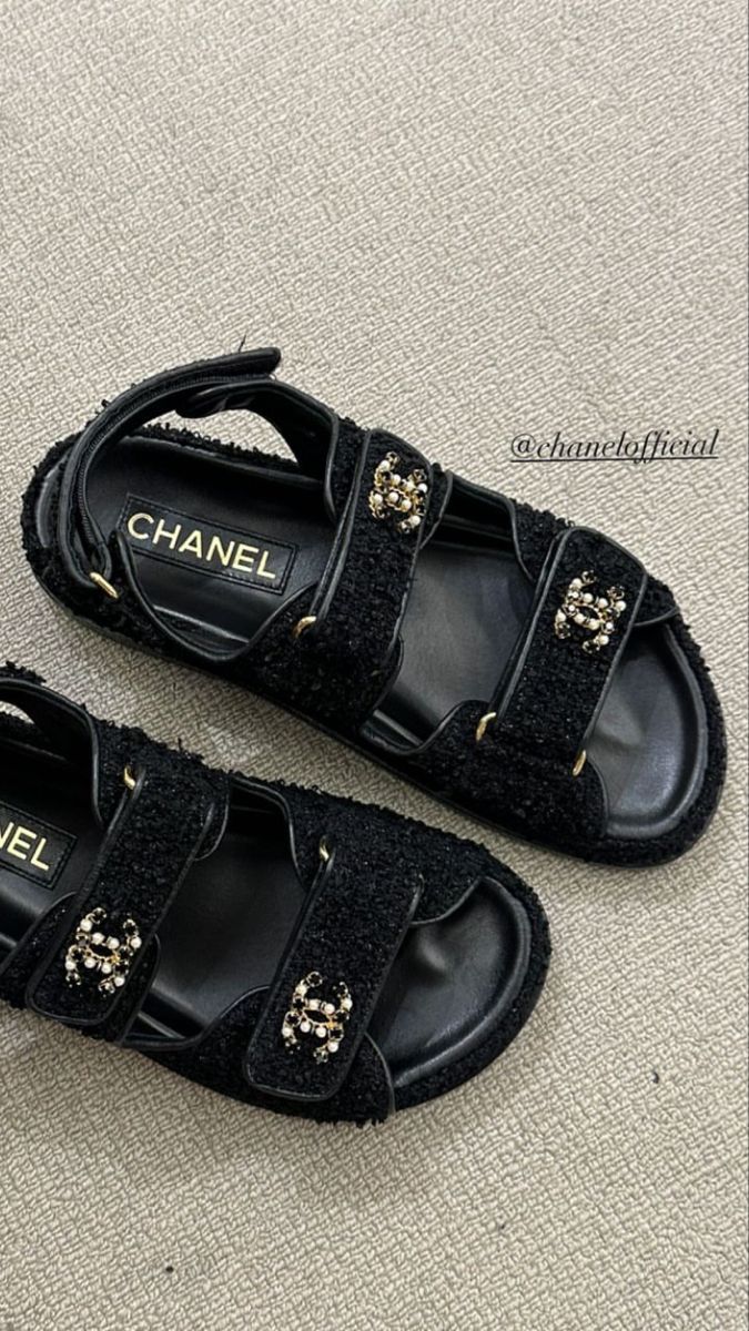 Channel Sandals, Sandals Chanel, Trendy Shoes Sneakers, Mode Zara, Cute Shoes Heels, Fab Shoes, Chanel Sandals, Designer Slippers, Luxury Purses