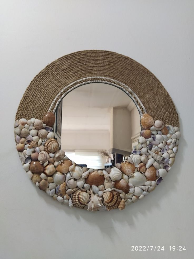 Mirror Decoration With Sea Shells, Home Decor With Sea Shells, Room Decor With Shells, Diy With Sea Shells, Mirror Work On Cardboard, Decorate Mirror Frame Diy Ideas, Wall Cardboard Decor, Sea Shell Decor Ideas Diy, Diy Jute Rope Wall Art