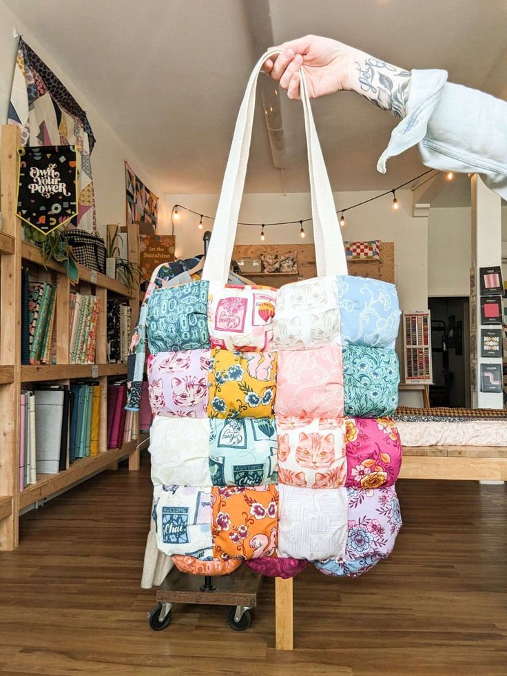 Charm Pack Puff Tote Tutorial! Easy Sewing Bag Patterns, Things To Sew With Stretchy Fabric, Puffy Quilted Bag, Sewing Projects Advanced, Sewing Projects Tote Bags, Easy Puff Quilt, Fat Quarter Gifts, Diy With Fabric Scraps, Tote Bags Sewing Pattern