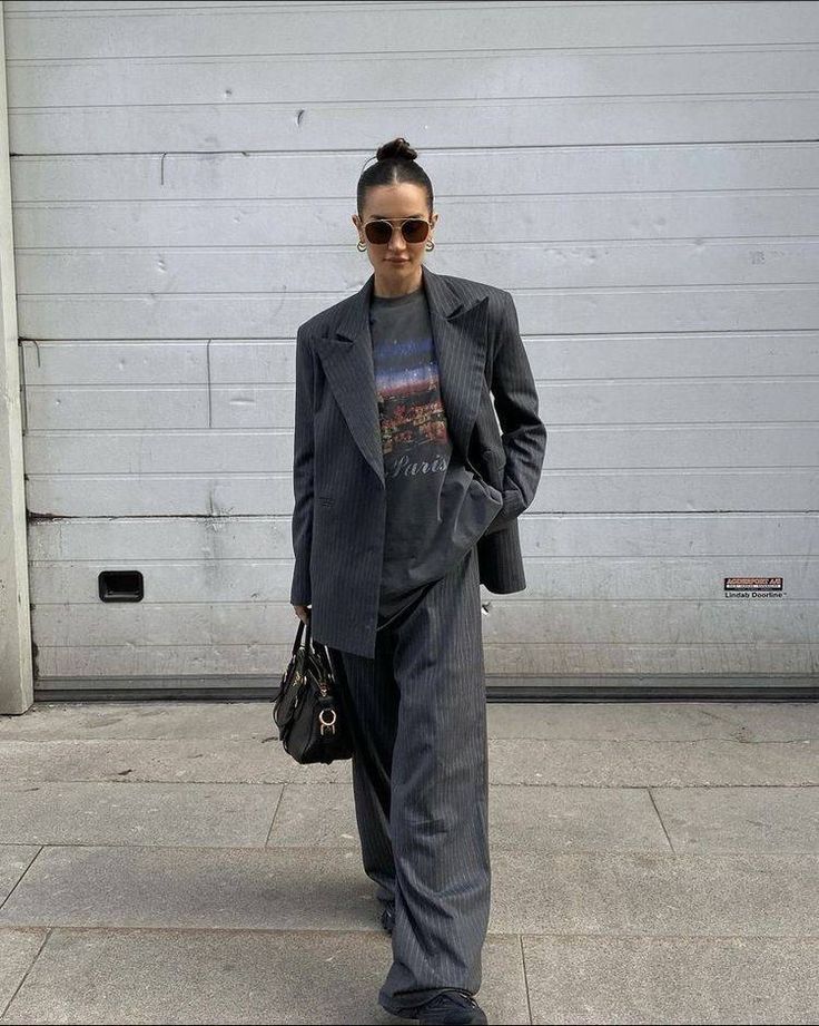 Pants Baggy Outfit, Grey Monochromatic Outfit, The Power Of One, Normcore Fashion, Oversized Striped Shirt, Outfit For Fall, Celebrity Casual Outfits, Pants Baggy, Preppy Girl