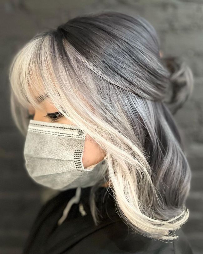 Gray Hairstyle with White Money Pieces Haircuts For Gray Hair, Different Haircuts, Gray Hair Styles, Money Pieces, Grey Hair Inspiration, Beautiful Gray Hair, Gray Hair Growing Out, Gray Hair Cuts, Grey Hair Styles For Women