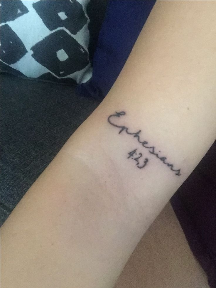 a woman's wrist tattoo with the word grandma on it