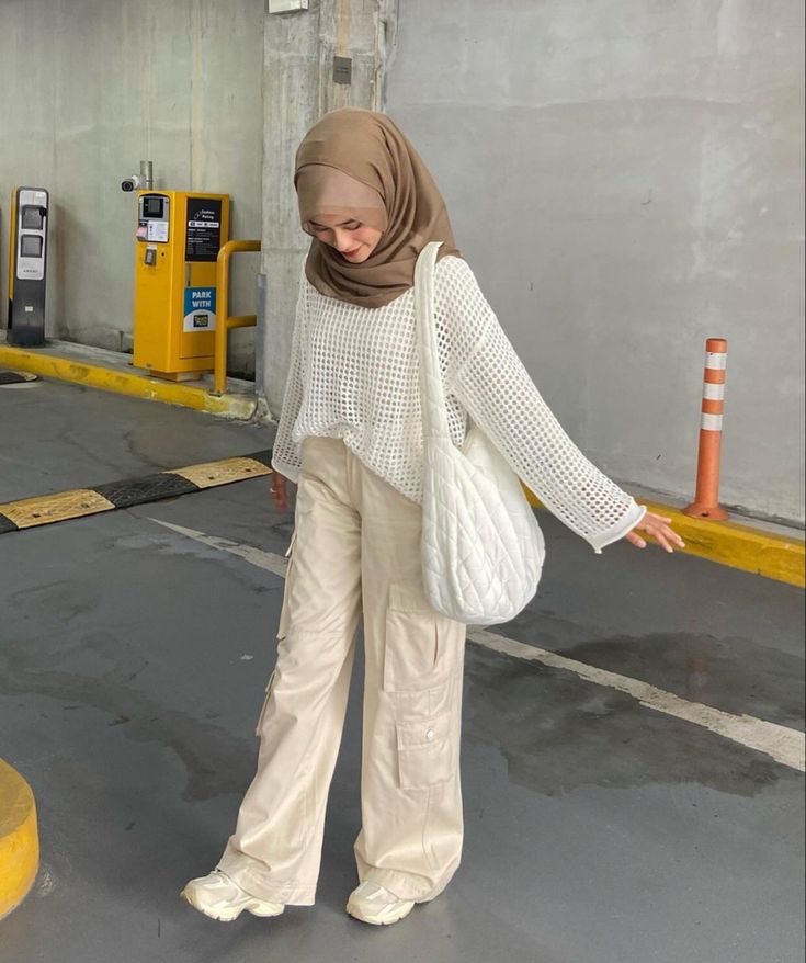 Beige Pants Outfit Hijab, White Cargo Pants Outfit Street Styles, Cargo Pants Outfit Hijab, Baggy Cargo Pants Outfit, Beige Cargo Pants Outfit, White Cargo Pants Outfit, Cargo Pants Outfit Street Style, Ootd Casual Chic, Beige Hijab