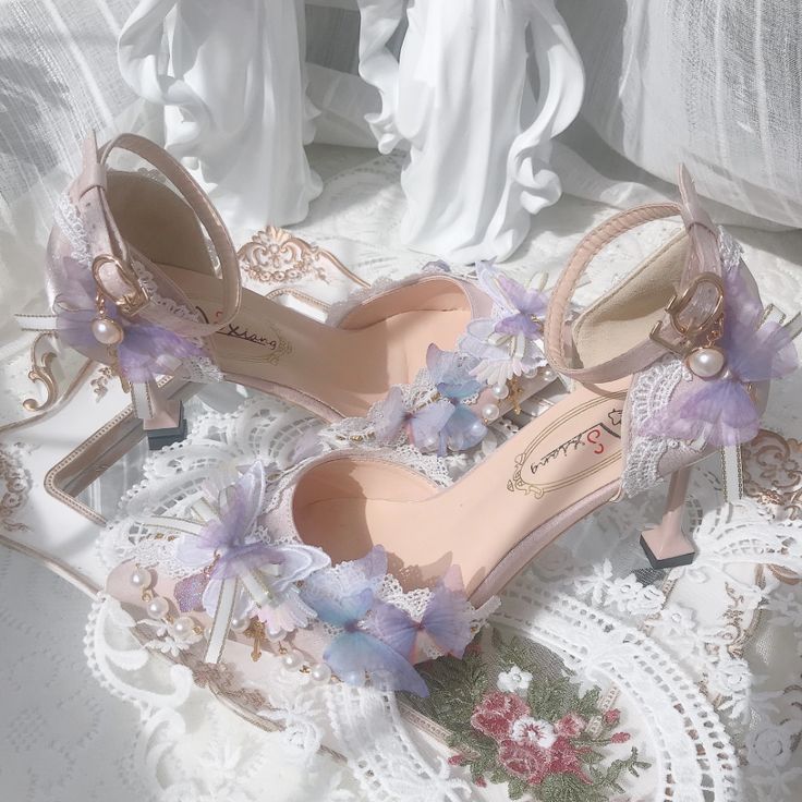 Fairy Wedding Shoes, Butterfly High Heels, Wedding Butterfly, Kawaii Fairy, Fairy Shoes, Pearl Decorations, Kitten Heel Shoes, Fairy Wedding, Butterfly Wedding