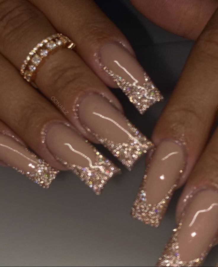 Rose Gold Dress Nail Ideas, Short Champagne Nails Acrylic, Champagne Nails Acrylic Quince Short, Gold Sparkle Almond Nails, Nails Libra Design, Rose Gold Nails Simple, Nude Nails With Charms, Nails For Champagne Dress, Gold Ombre Nails Glitter