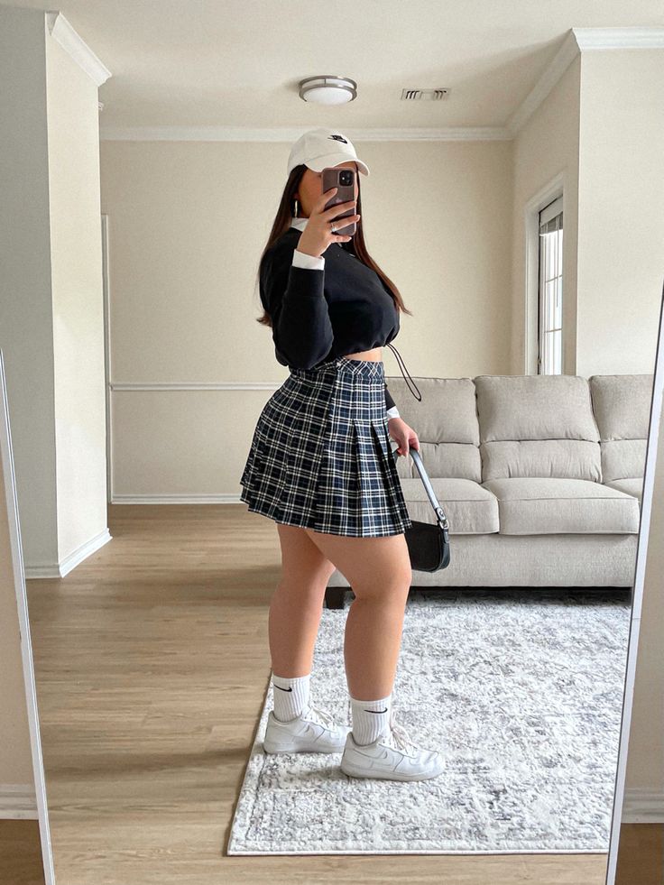 Plaid Skirt Outfit, Shape Fashion, Midsize Outfits, Chubby Fashion, Hourglass Shape, Looks Street Style, Couple Photo, Swaggy Outfits, Curvy Girl Outfits